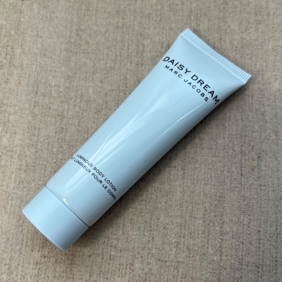 🌼 Marc Jacobs Daisy Dream Luminous body lotion (30 ml) - Picture 2 of 4